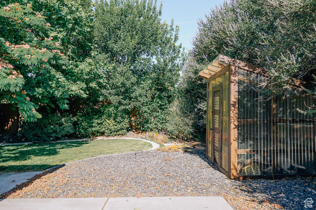 View of grassy yard featuring an outdoor structure