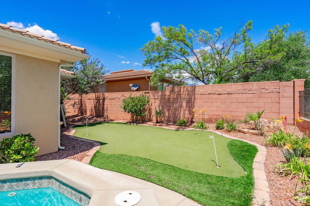 View of yard with a putting green