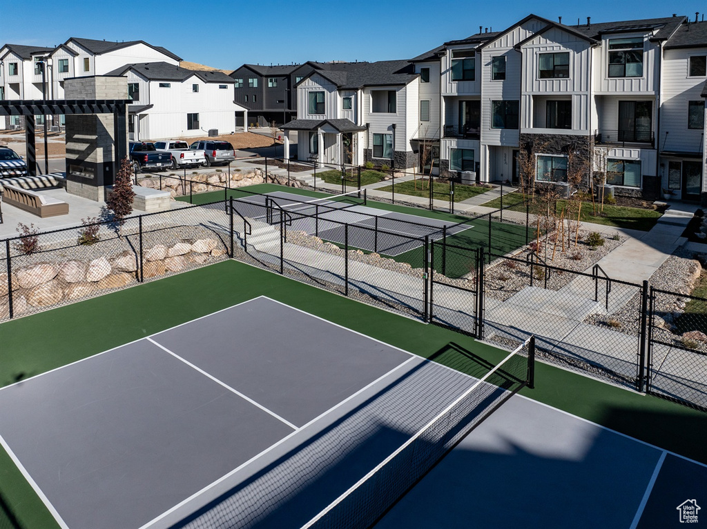View of home\\\\\\\'s community featuring a residential view