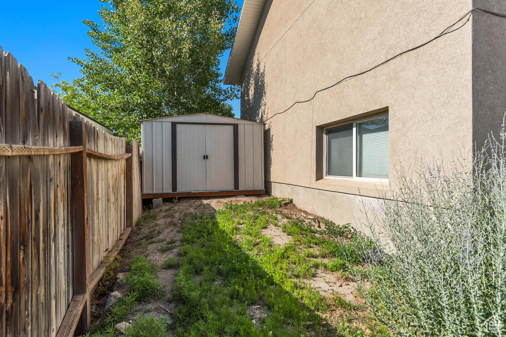 View of yard featuring a shed
