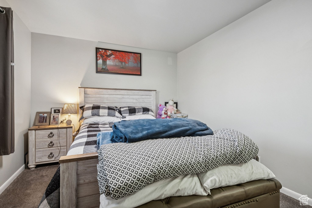 Bedroom with carpet