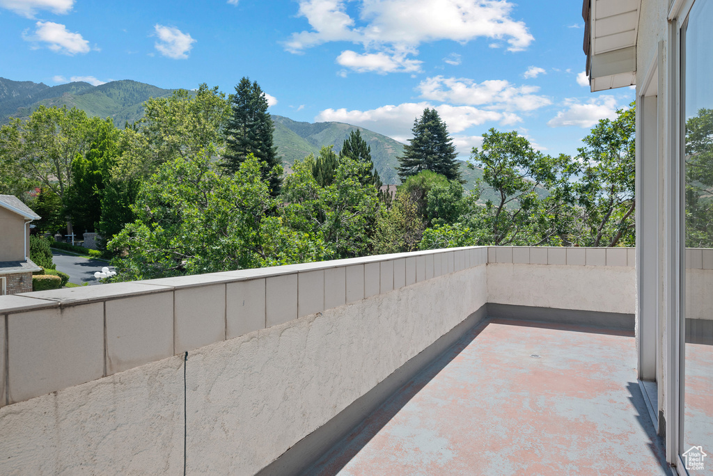 Balcony featuring a mountain view