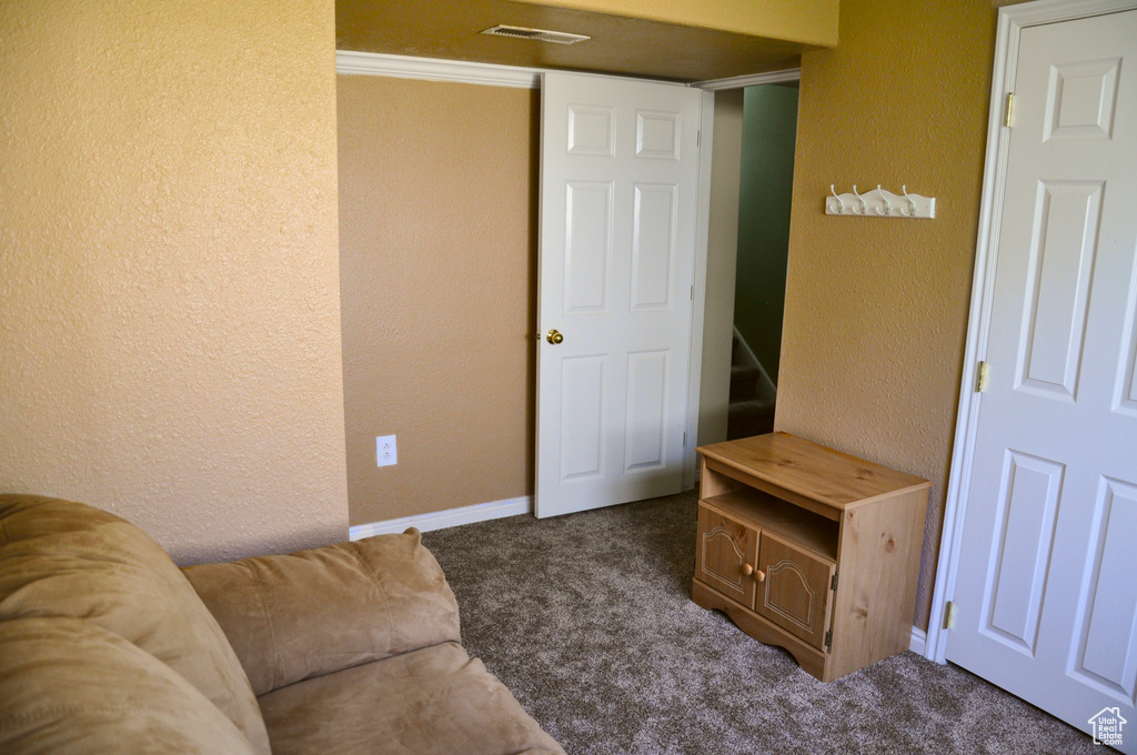 Sitting room with a textured wall and carpet