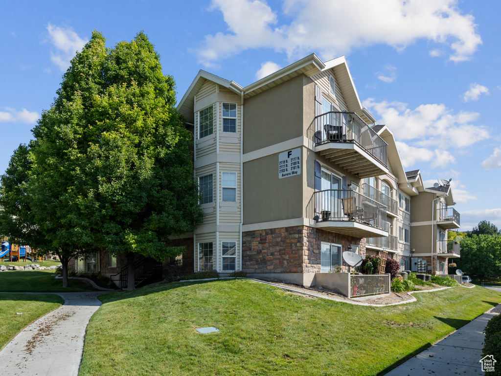 View of apartment building / complex