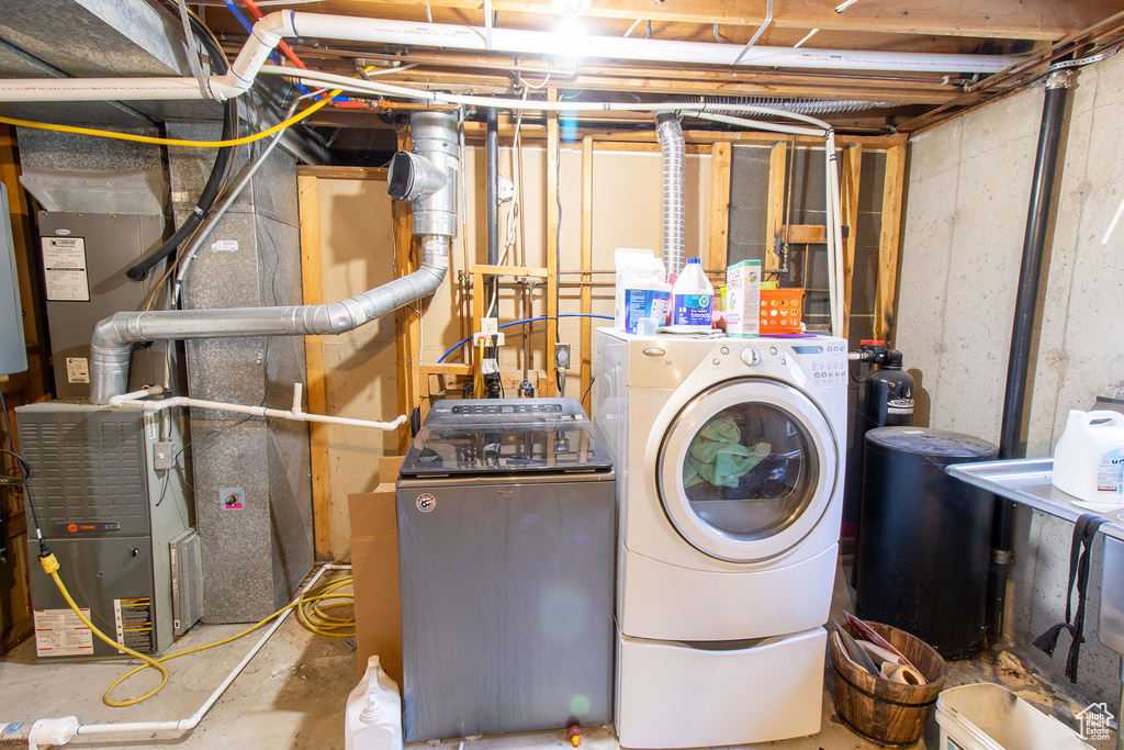 Washroom with washing machine and dryer