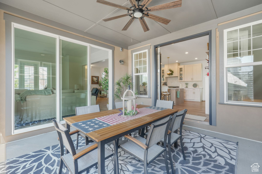 View of sunroom / solarium