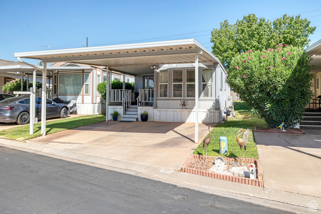 Manufactured / mobile home with a front lawn
