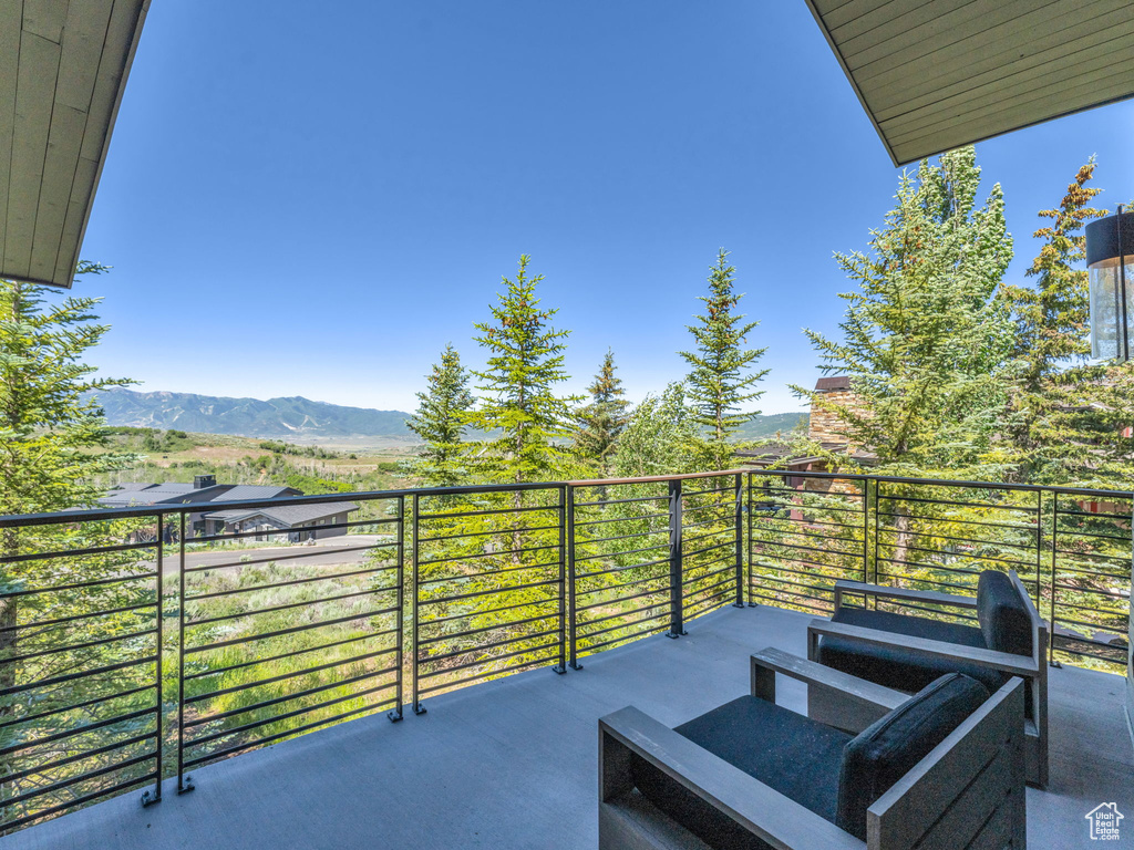 Balcony featuring a mountain view