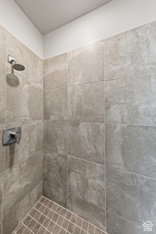 Bathroom featuring a tile shower