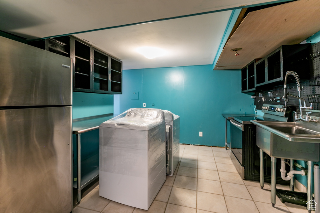 Washroom featuring washer / clothes dryer and tile patterned flooring