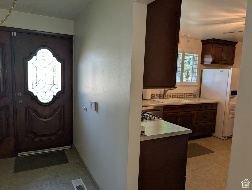 Foyer entrance with baseboards