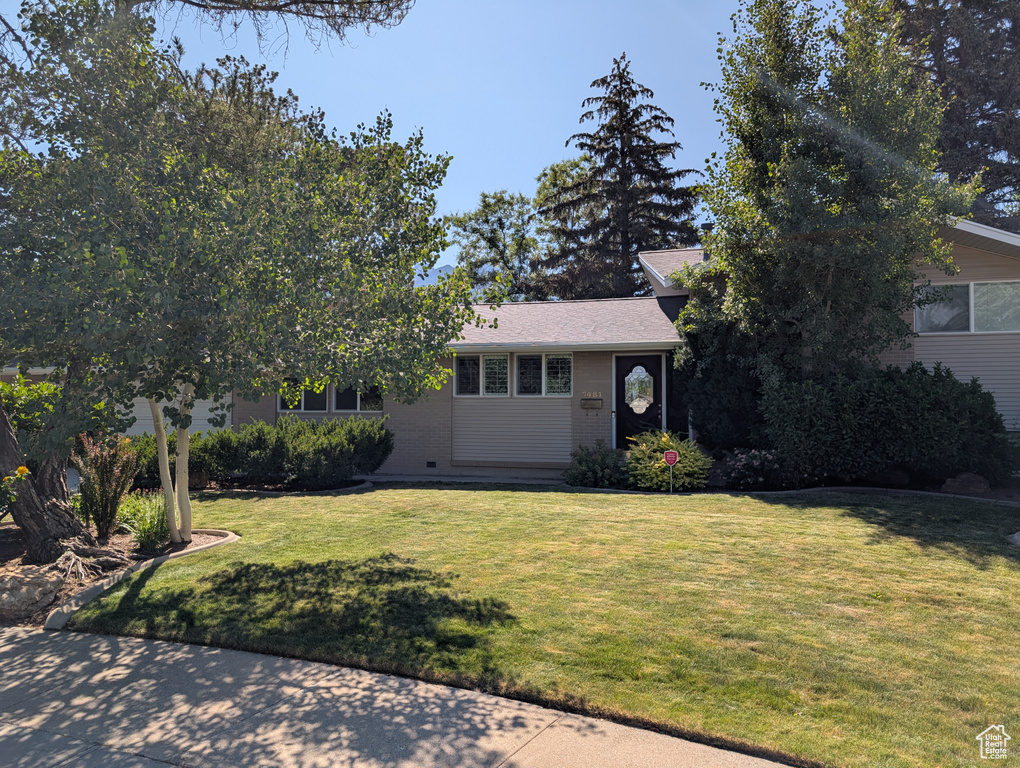 View of front of home featuring a front yard and brick siding