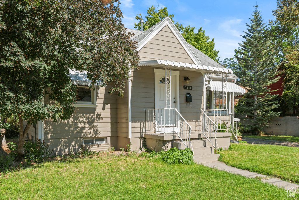 View of front facade featuring a front yard