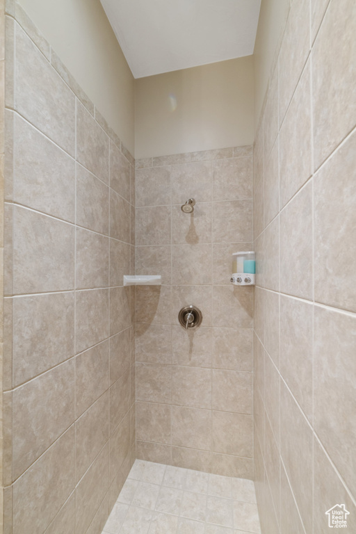 Bathroom featuring a tile shower