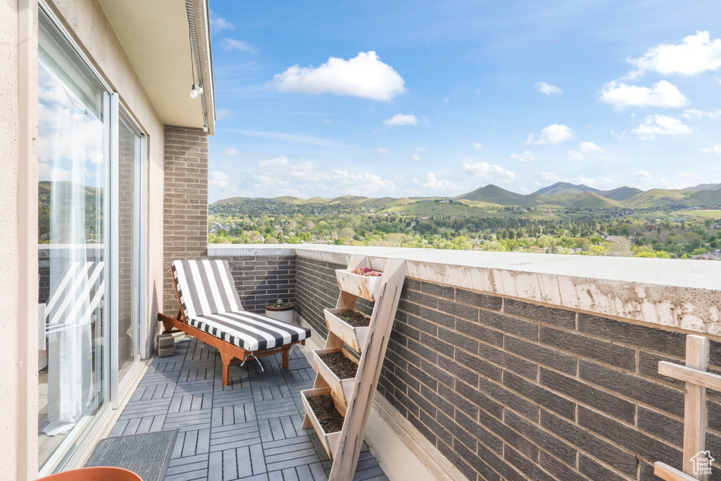 Balcony featuring a mountain view