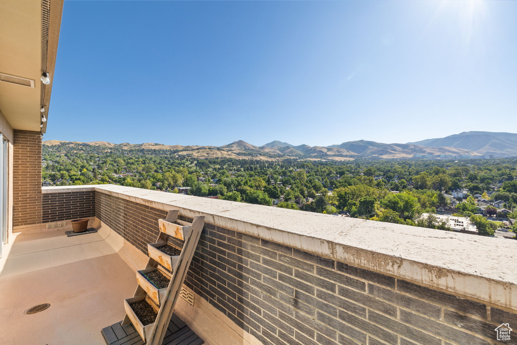 Balcony featuring a mountain view