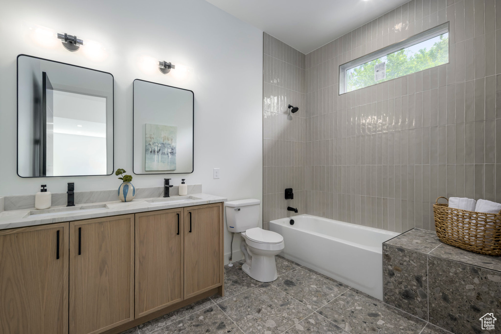 Bathroom with double vanity and bathtub / shower combination