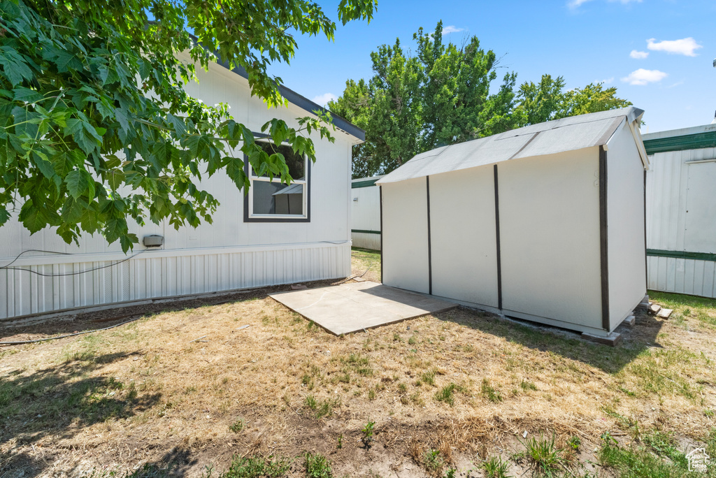 View of yard with a shed