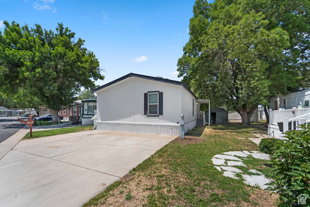 View of front facade featuring driveway and a front lawn
