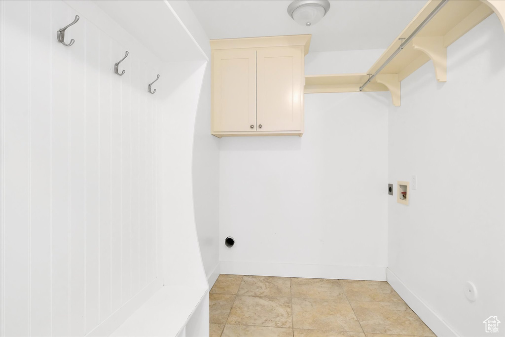 Laundry area with washer hookup, hookup for an electric dryer, and cabinet space