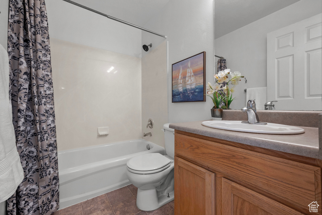 Bathroom with vanity and shower / bathtub combination with curtain