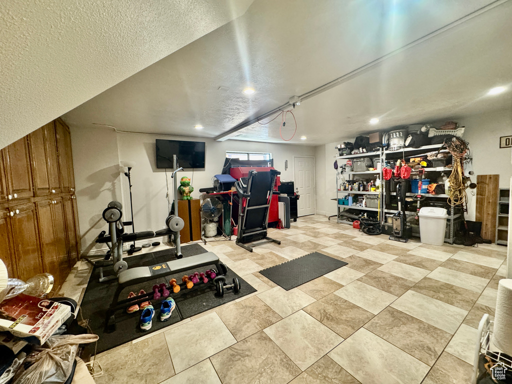 Exercise area featuring recessed lighting