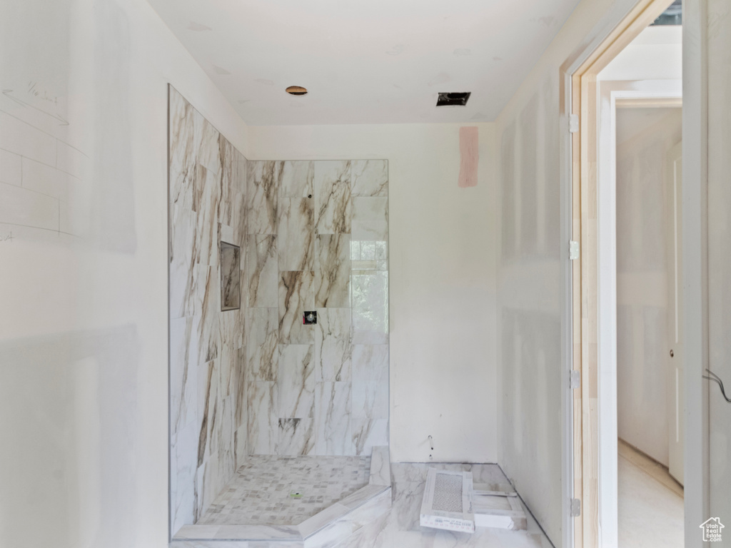 Full bathroom featuring a tile shower