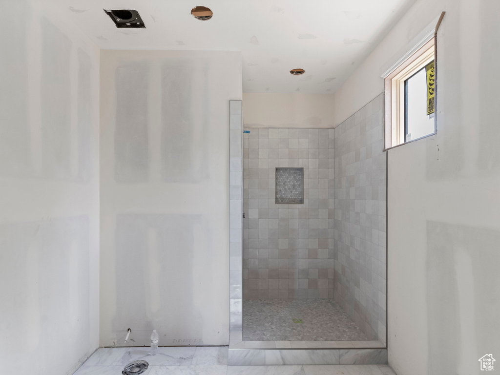 Bathroom featuring a tile shower