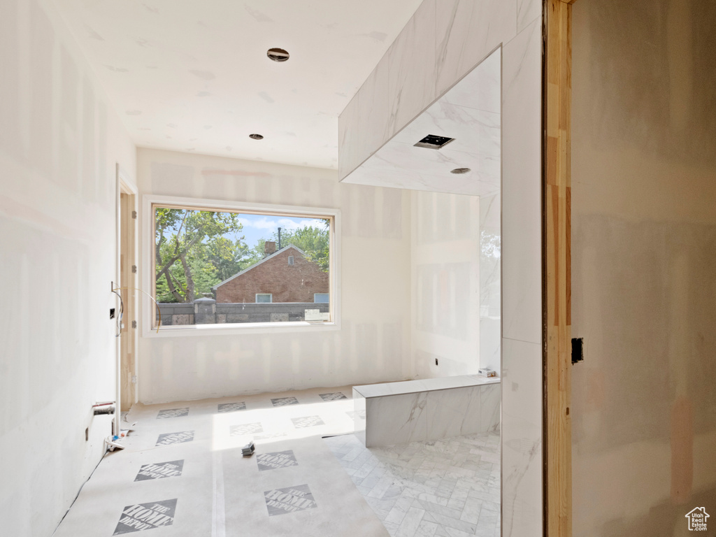 Bathroom with a tub with marble appearance