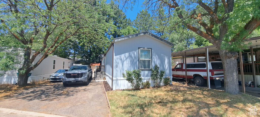 Manufactured / mobile home featuring a carport