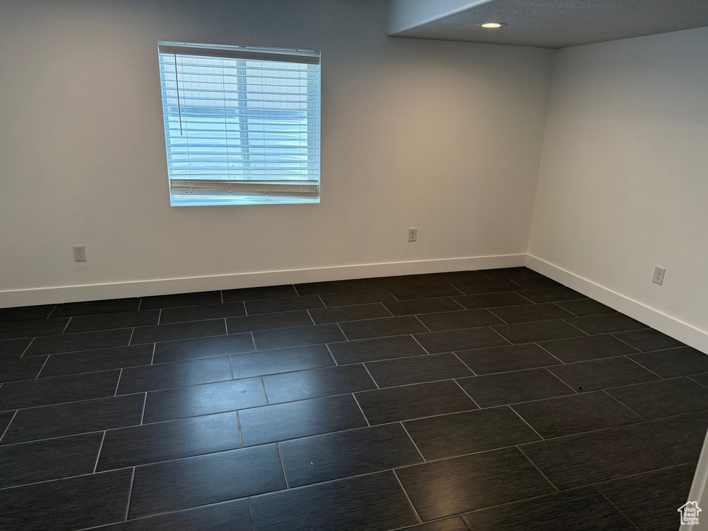 Empty room featuring baseboards and recessed lighting