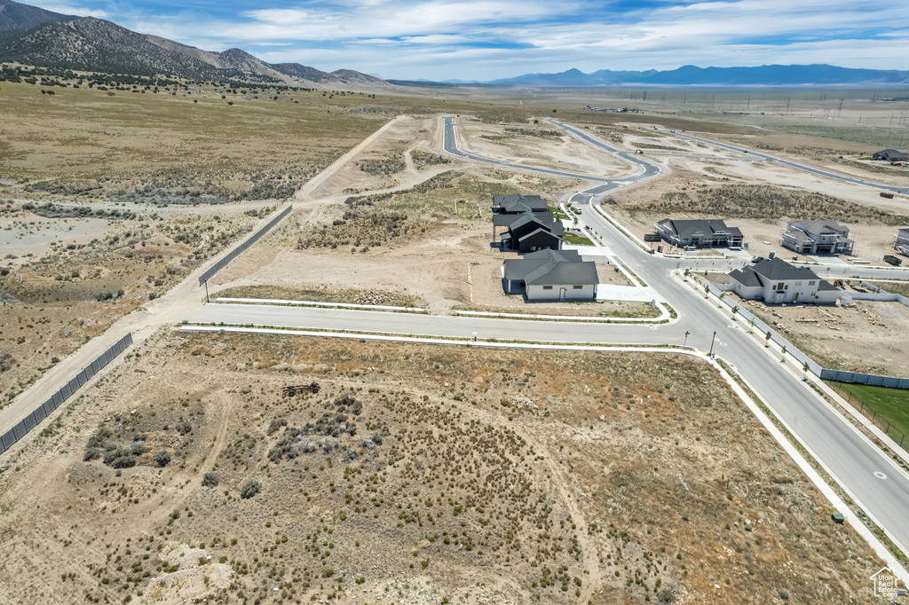 Overview of rural landscape with mountains and a desert landscape