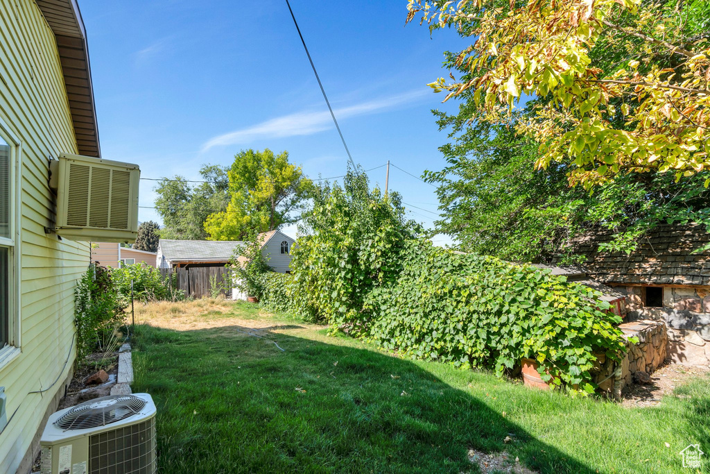 View of grassy yard