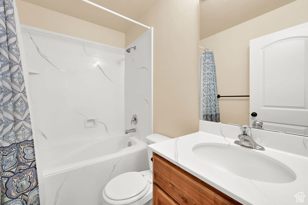 Bathroom with vanity and shower / tub combo with curtain
