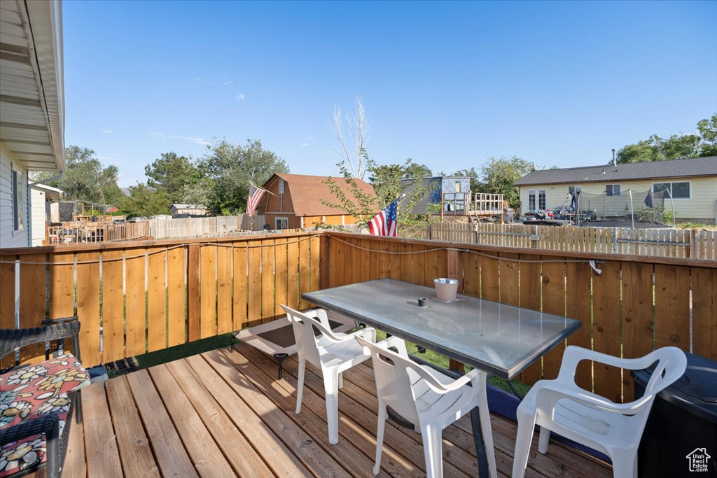 Deck featuring outdoor dining space