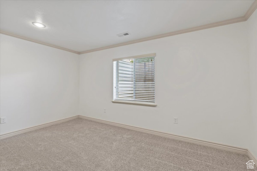 Unfurnished room with ornamental molding, carpet, and recessed lighting