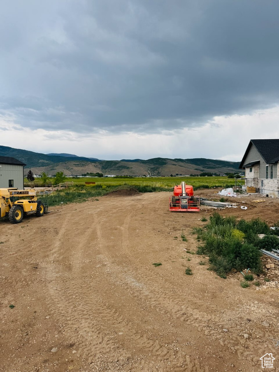 View of yard with a mountain view and a view of rural / pastoral area