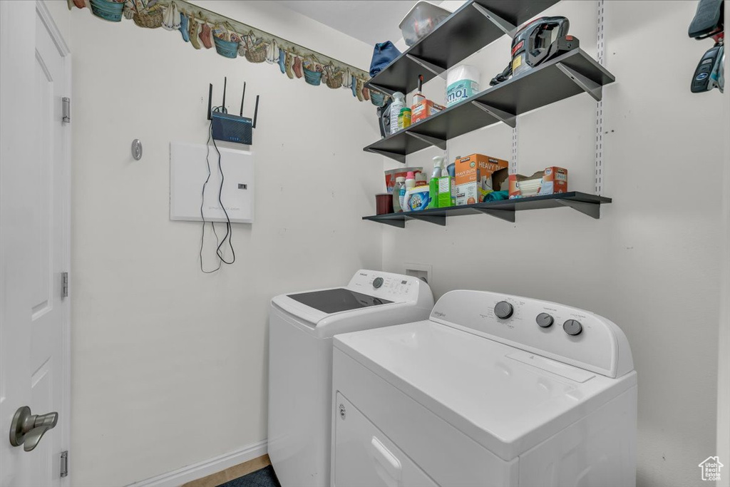 Washroom with independent washer and dryer