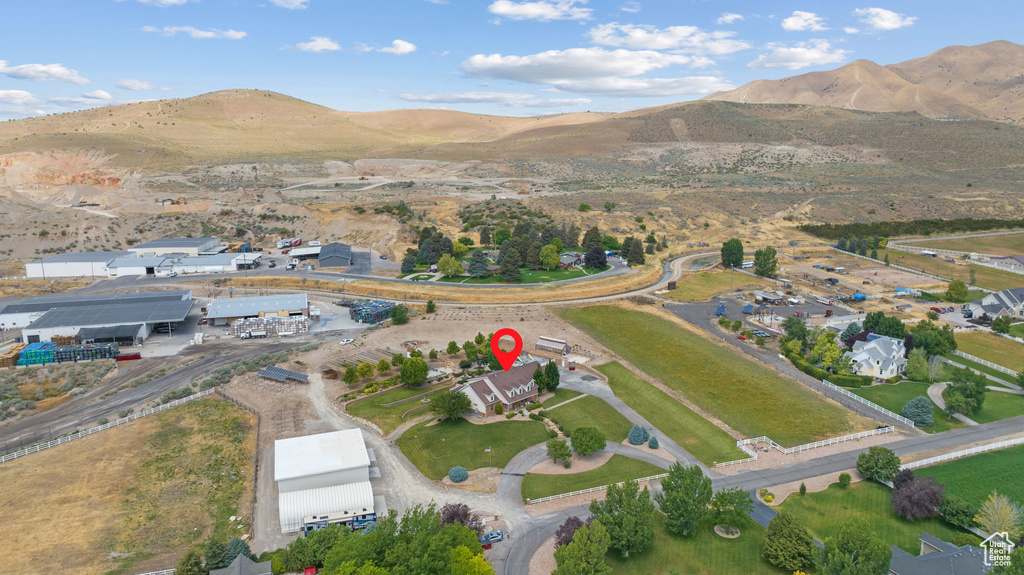 Aerial view of property's location featuring a mountain backdrop