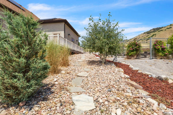 View of yard featuring a mountain view