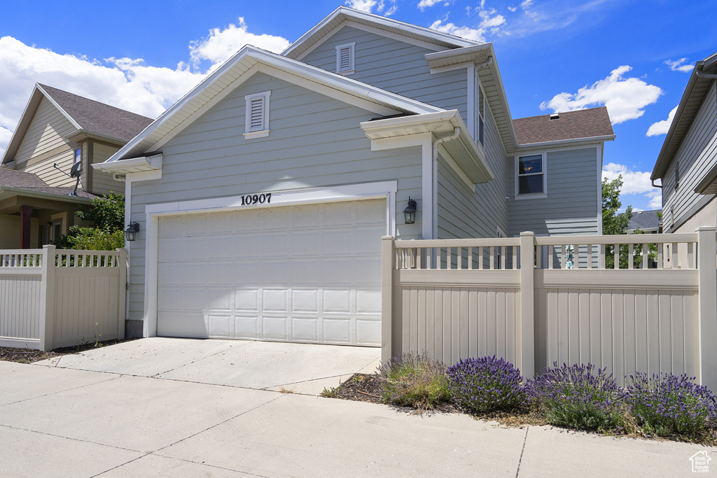 View of front facade featuring driveway