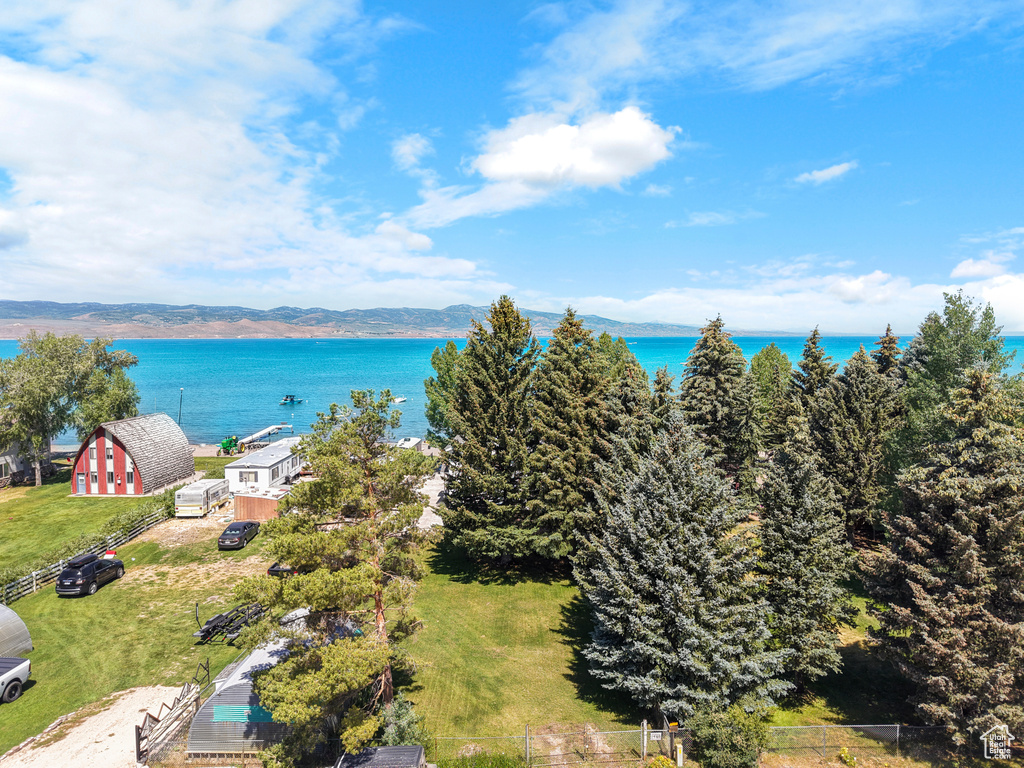 Bird's eye view of a water and mountain view