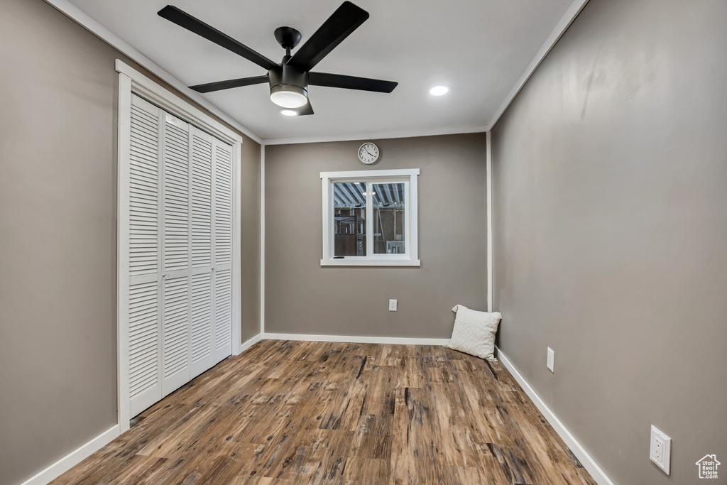 Unfurnished bedroom with wood finished floors, a closet, a ceiling fan, and recessed lighting