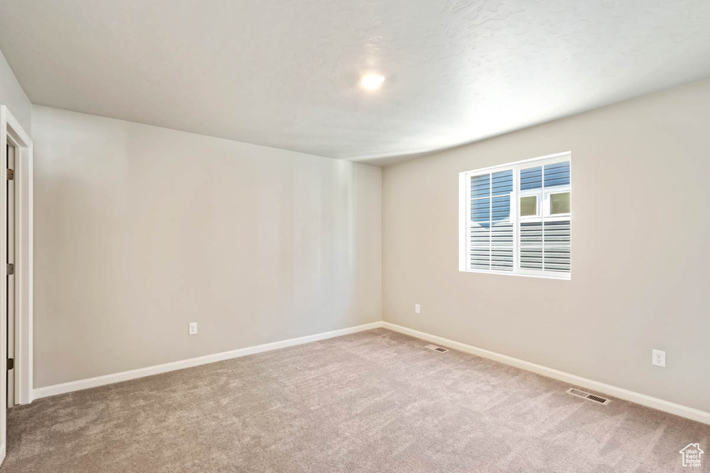 Spare room with carpet flooring