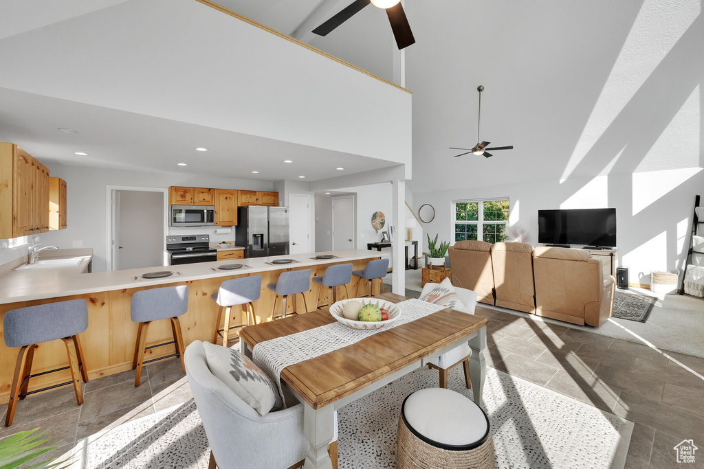 Dining space with ceiling fan and recessed lighting