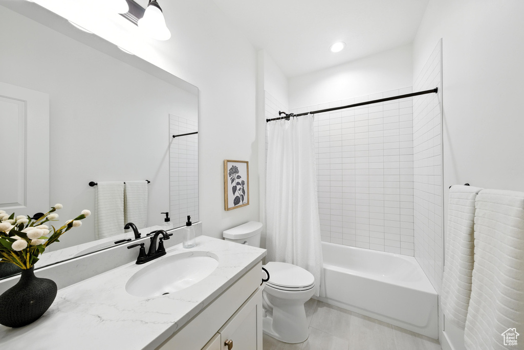 Bathroom with vanity and shower / bath combo