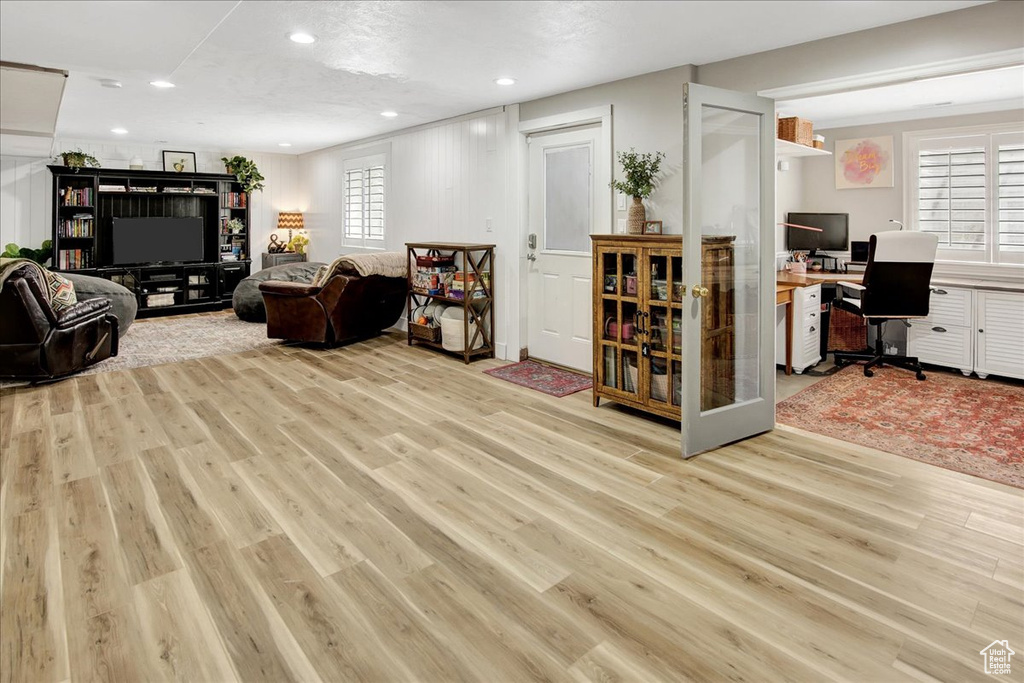 Living area featuring light wood finished floors, an office area, and recessed lighting