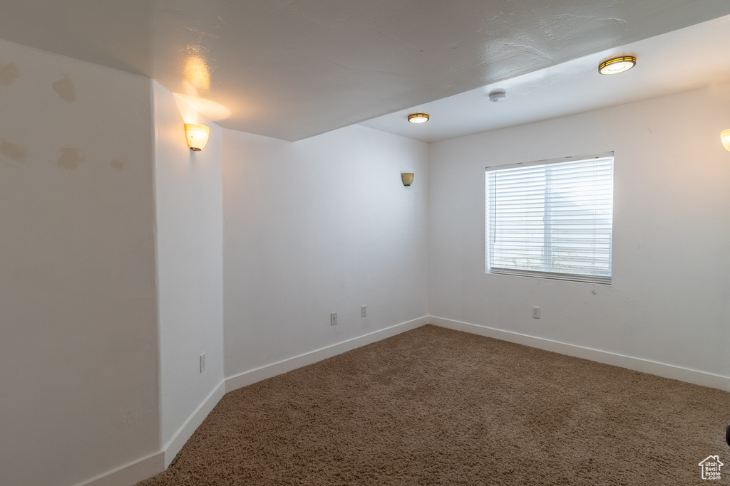 Spare room with carpet and a smoke detector