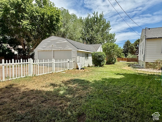 View of yard with an outdoor structure