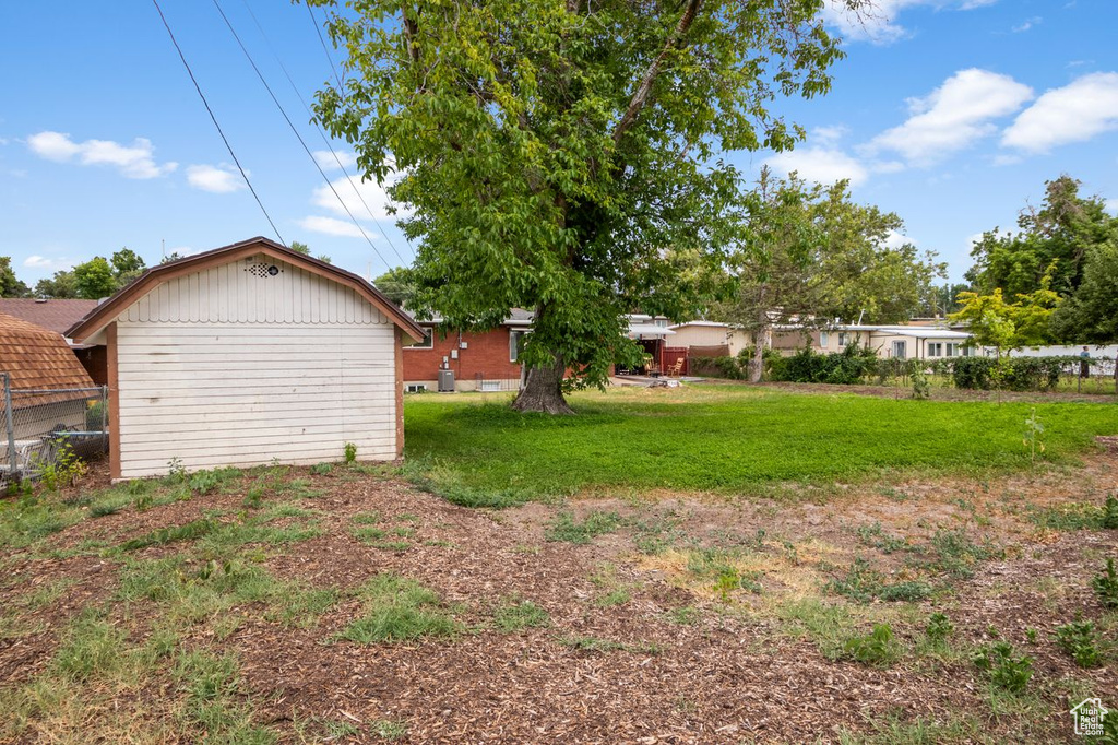 View of grassy yard